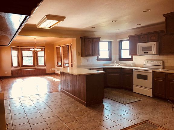 5th image of 8 Robin Hill Ln