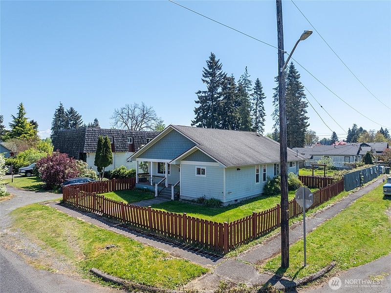 3rd image of 928 W Cherry Street
