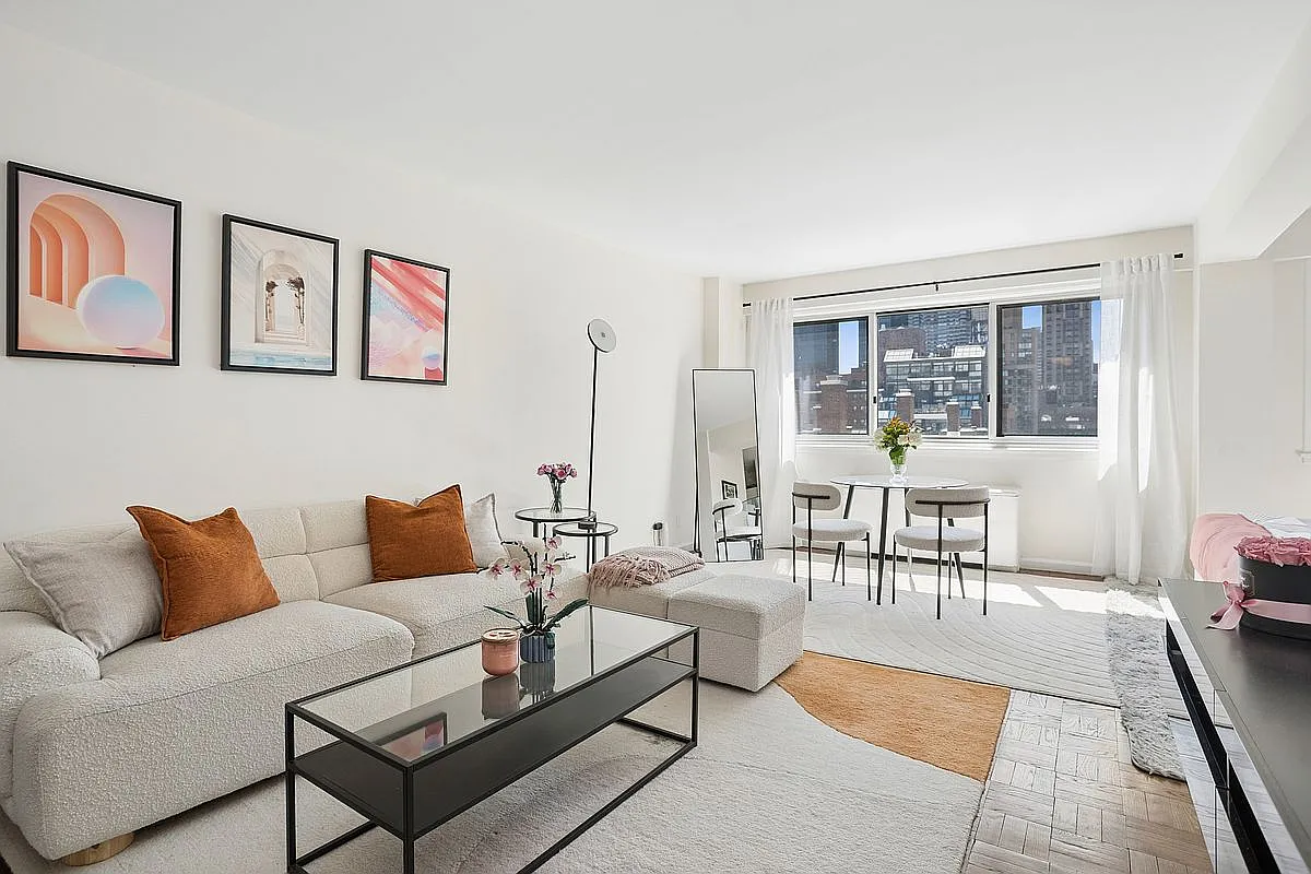 401 E 65th St APT 9C photo 1