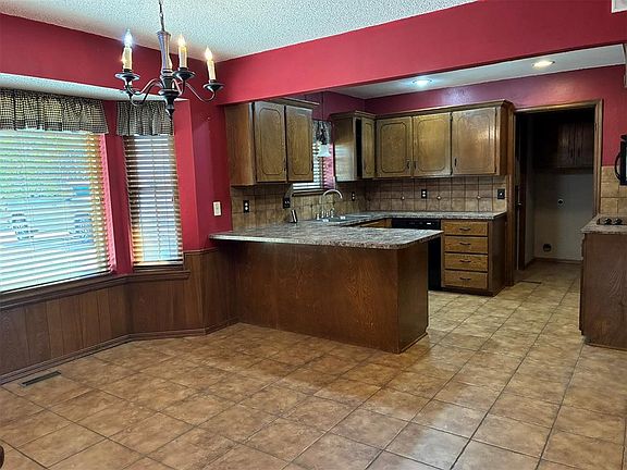 5th image of 618 Hoehner Ave