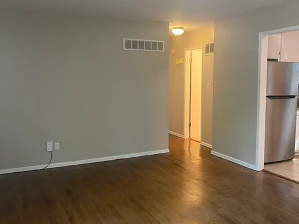 8435 Grandview Ln, Overland Park, KS 66212