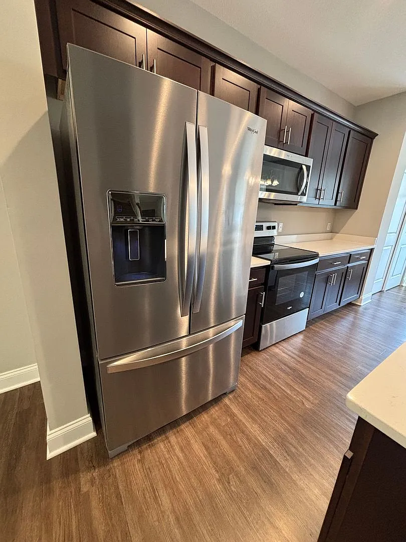 Stunning 3 Bed Townhome with 2 Car Garage in Washington! — Photo 4