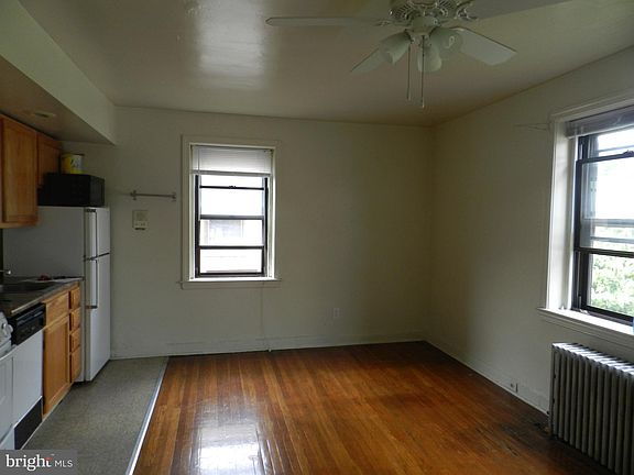 5th image of 1934 Waverly St APT B303