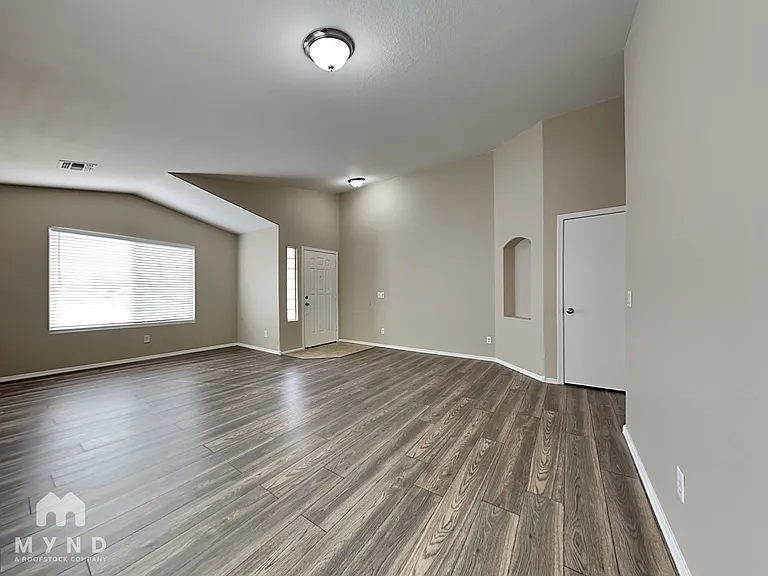 1034 E Saddle Way — Photo 12