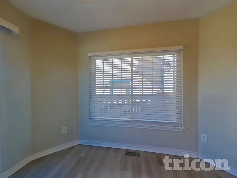 385 Longspur Dr — Photo 4