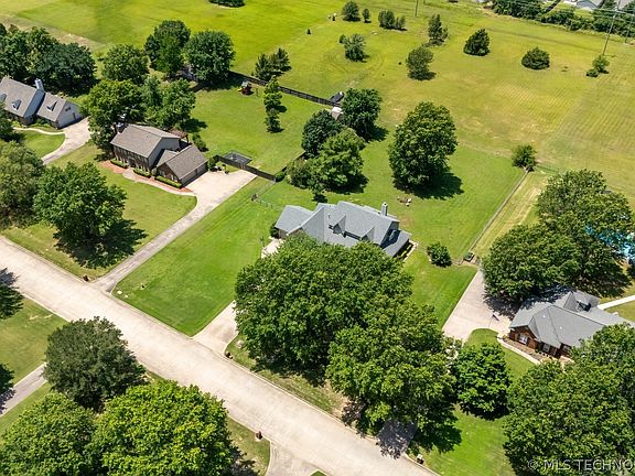 5th image of 1805 NE Oakridge Dr
