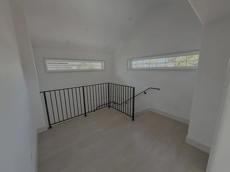 9 Gresham Ln — Photo 16