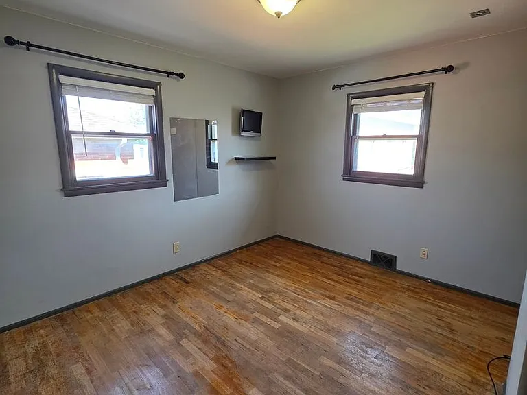 124 E Van Buren St — Photo 6