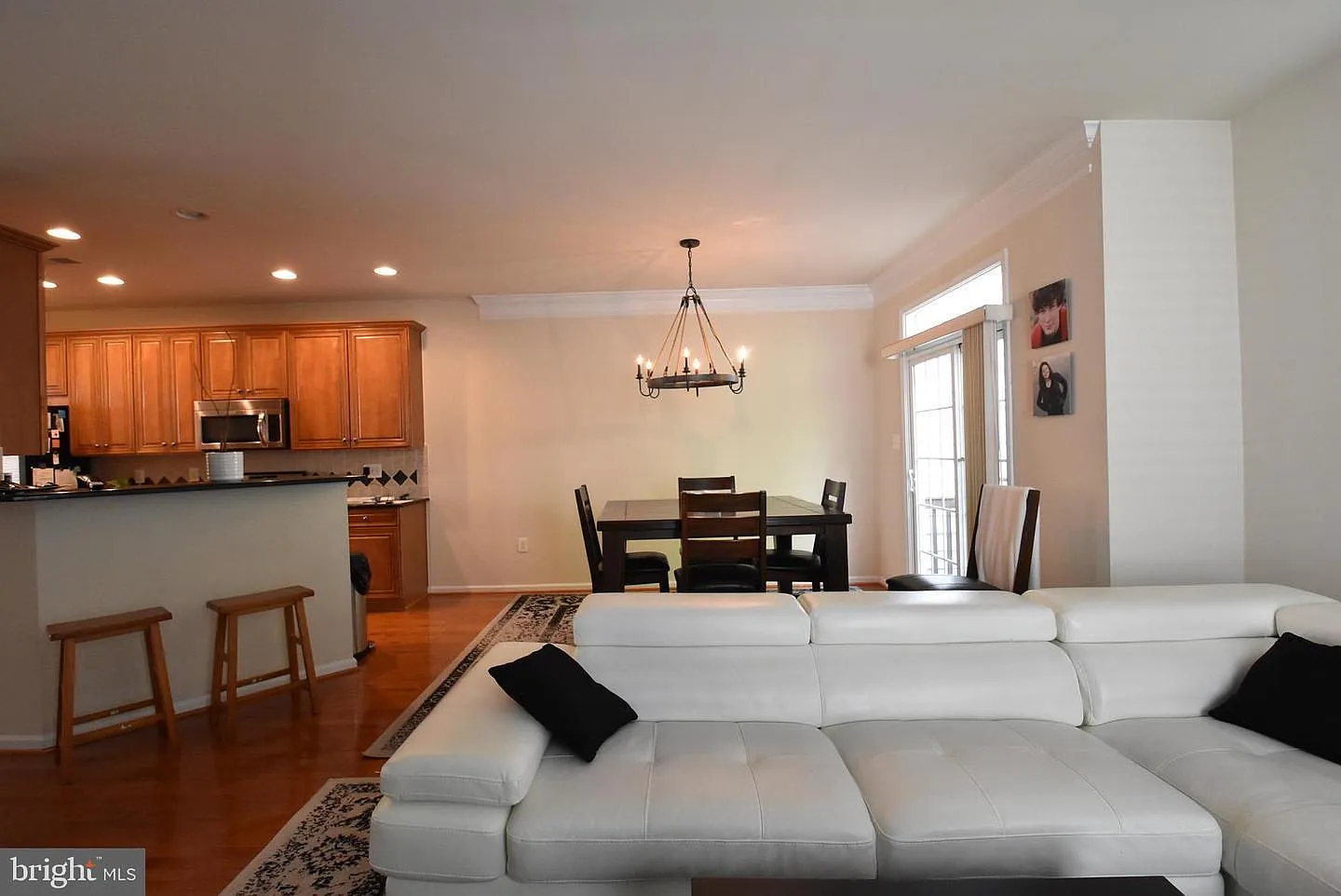 3 bed, 3.5 bath, 2368 sqft, $3,500 — Photo 2
