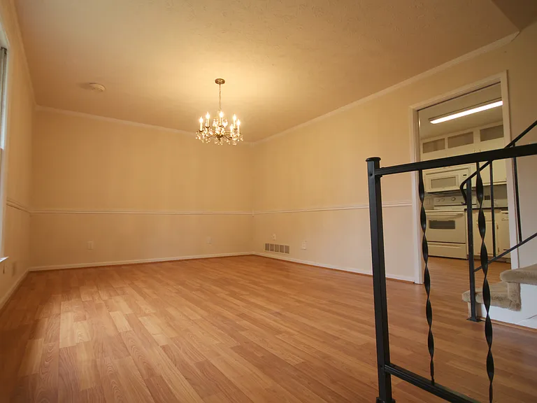 721 Greenleaf Dr — Photo 5