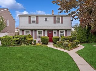 13 Spool Ln, Levittown, NY