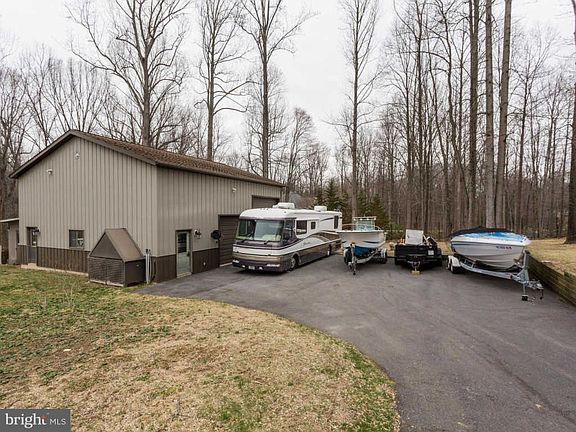3rd image of 900 Tucker Ln