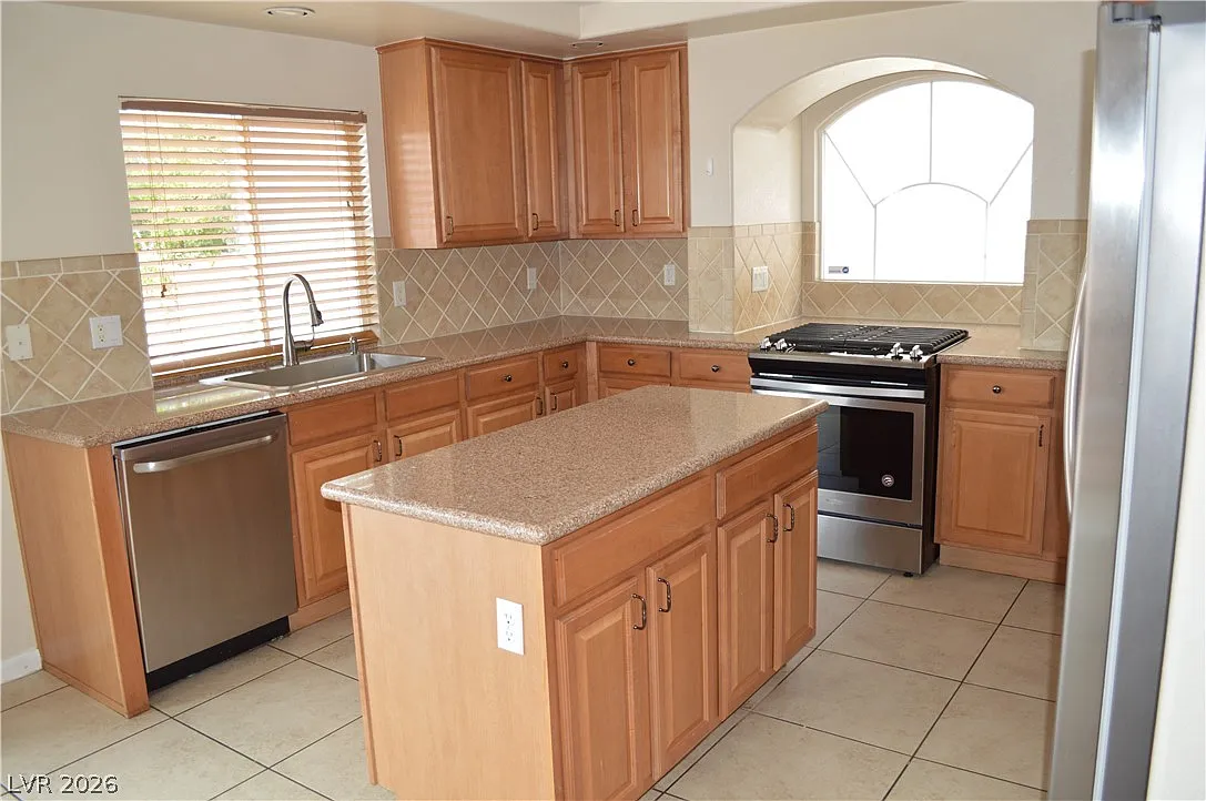 4 bed, 2.5 bath, 2370 sqft, $2,295 — Photo 3
