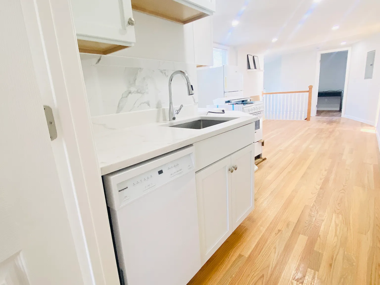 3 bed, 800 sqft, $1,100 — Photo 2