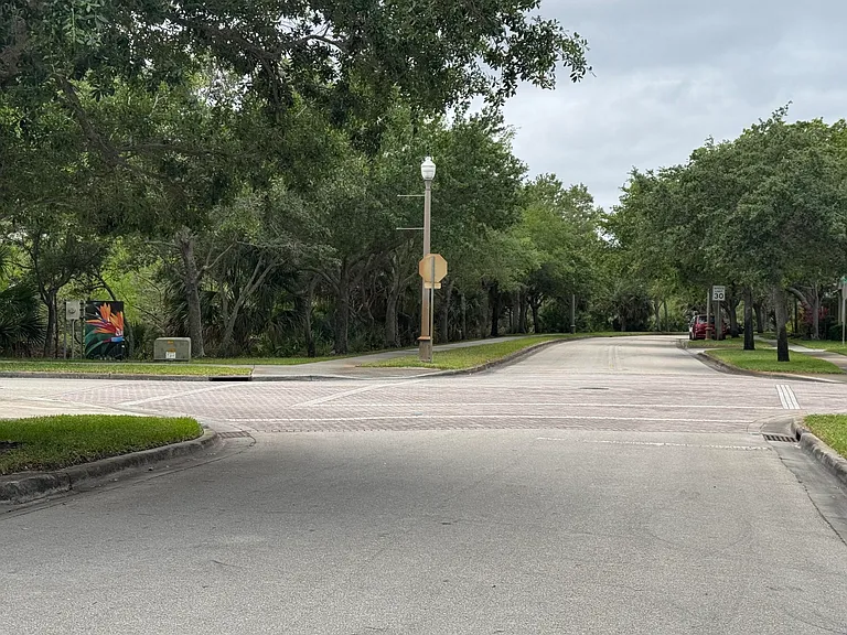 2131 SE Destin Dr — Photo 2