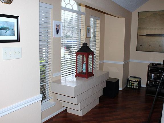 Great spot for a window seat or decorator's display. The big windows really pull in the sunshine mak