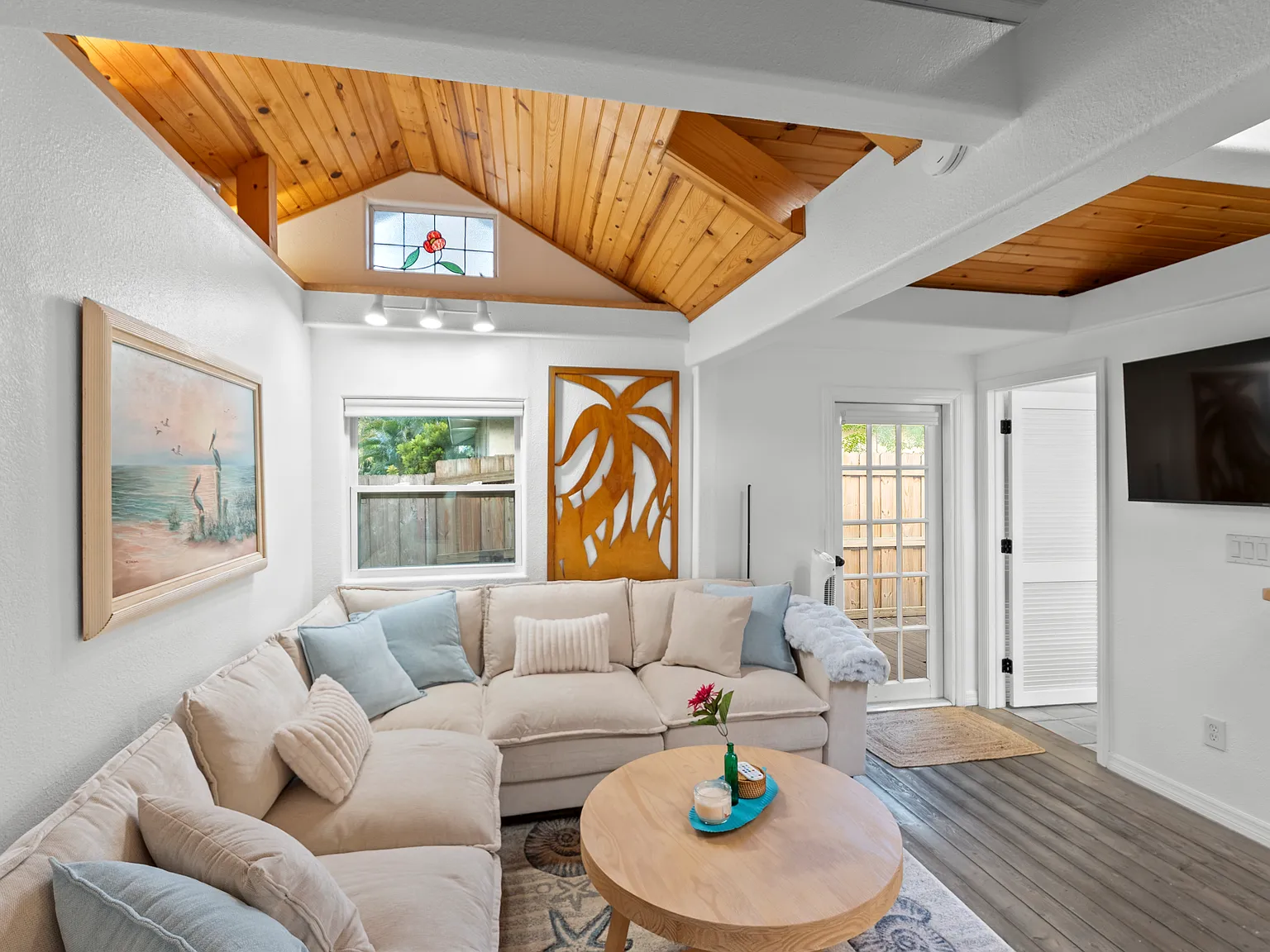 3 bed, 1.5 bath, 752 sqft, $2,200 — Photo 3