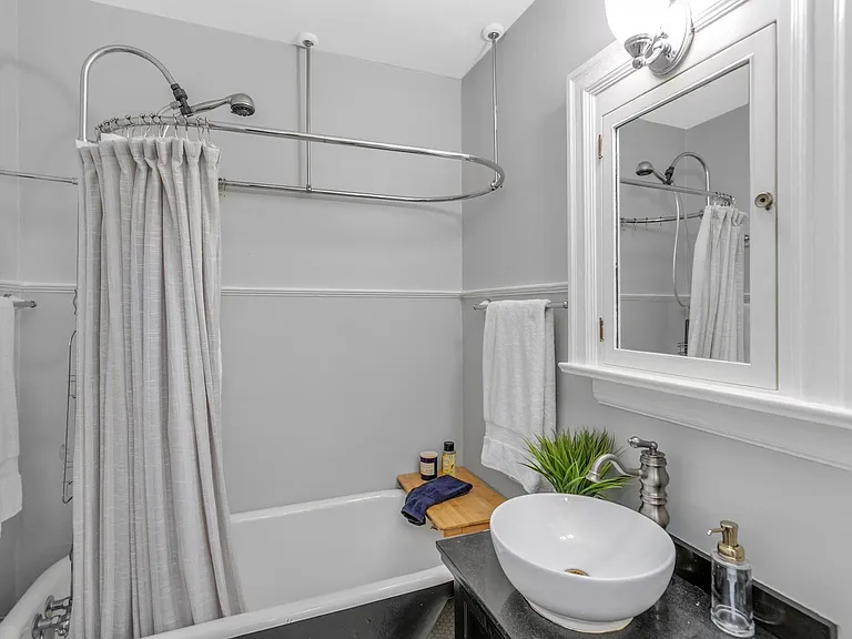118 NW King Ave #2 — Photo 14