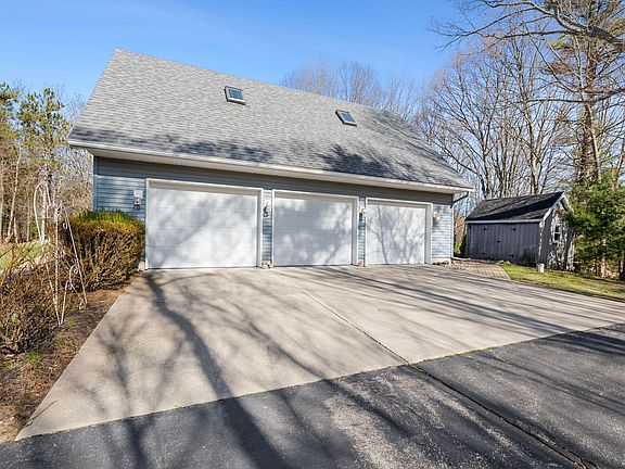 3rd image of 8894 Lakeshore Ave