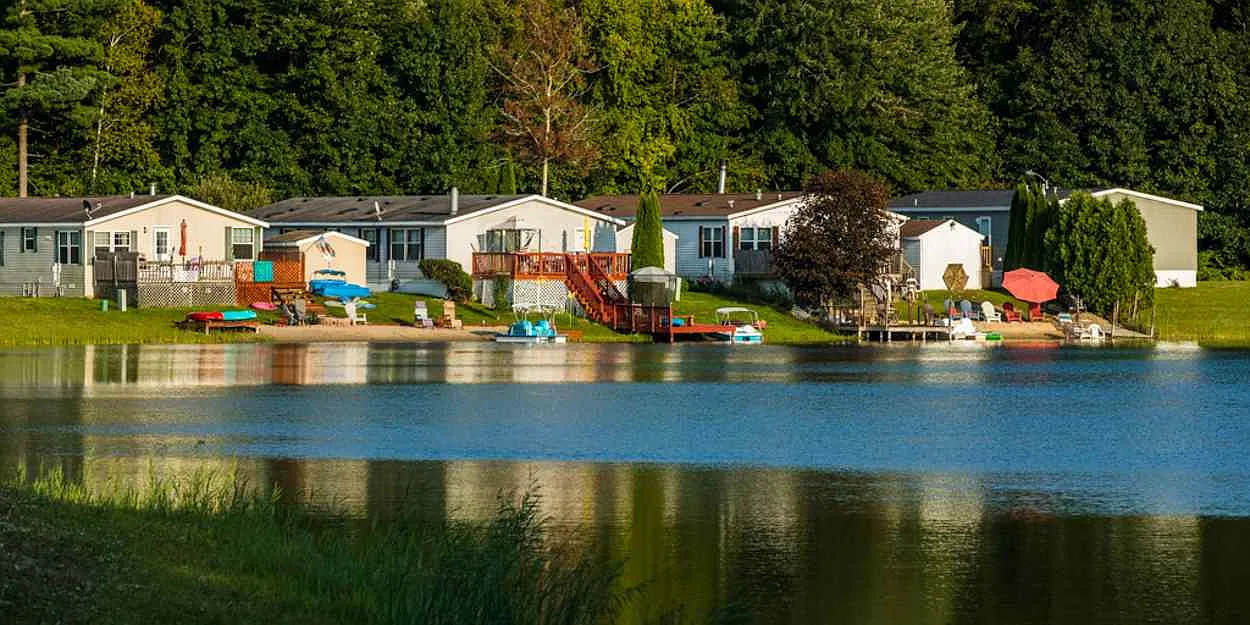 Pinewood on the Lake — Photo 1