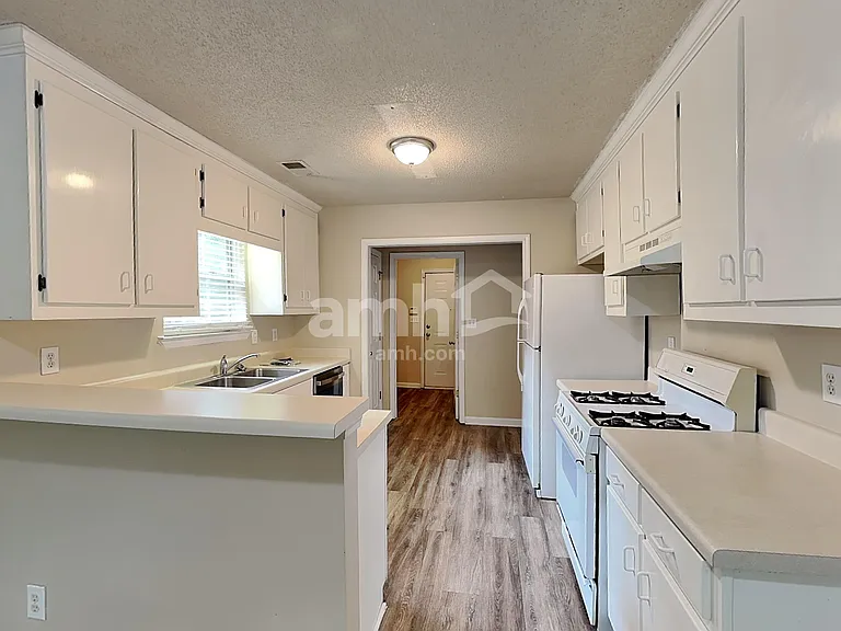 140 Cannon Dr — Photo 3
