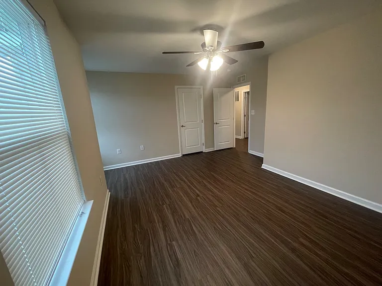 2410 Walthall Ct — Photo 7