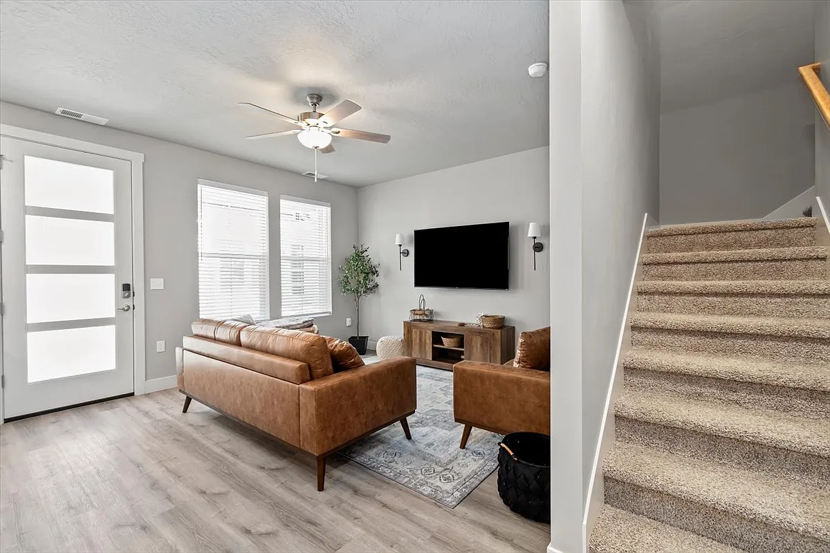 3 bed, 2.5 bath, 1347 sqft, $2,600 — Photo 3