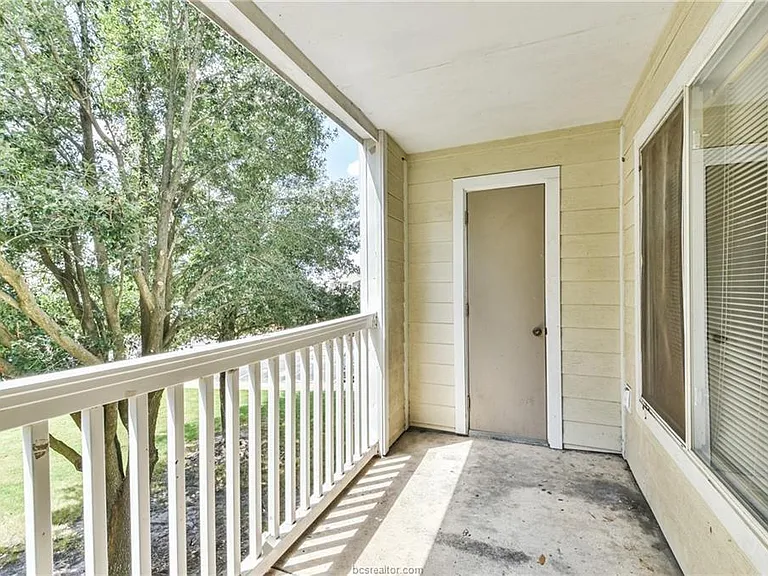 529 SW Parkway #203 — Photo 7