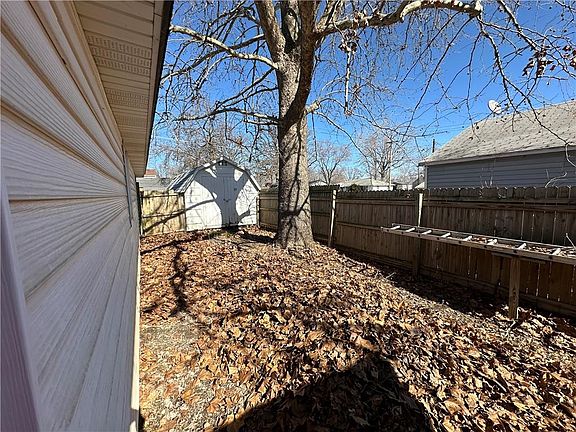 4th image of 303 W Hickory St