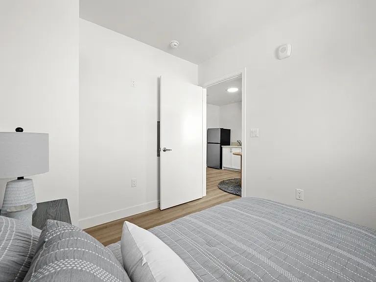 4347 Woodlawn Ave — Photo 10