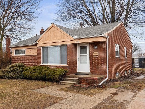 4th image of 27734 Maplewood St