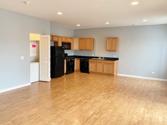 3rd image of 2847 N Natoma Ave APT 302