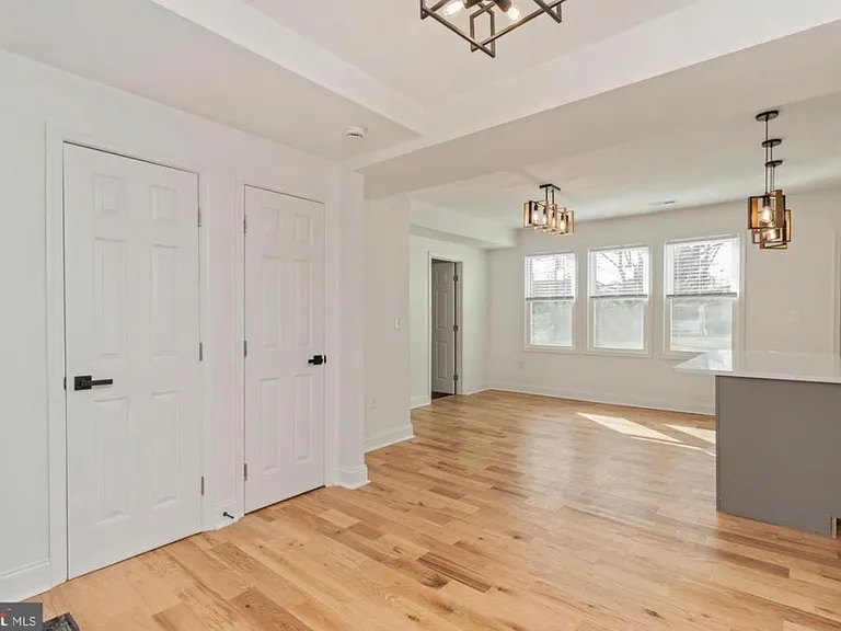 602 S Hammonds Ferry Rd — Photo 4