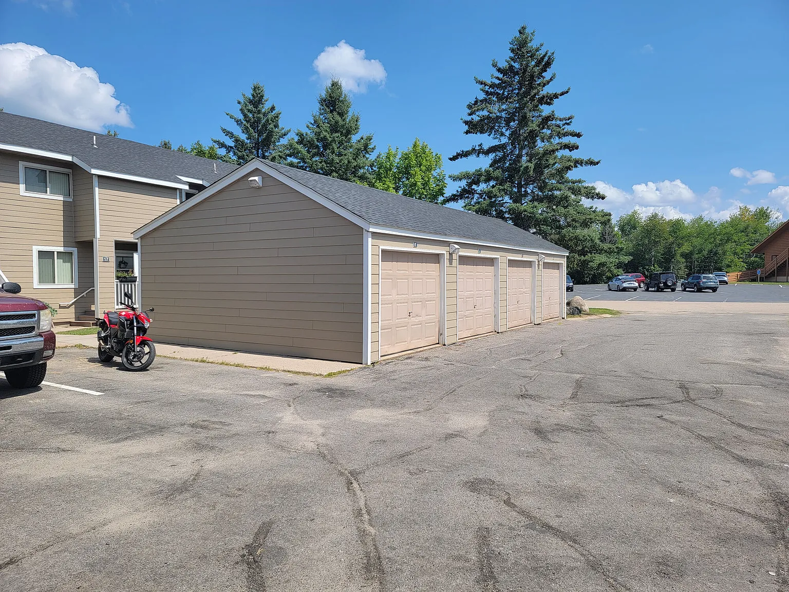 Pine Manor Townhouses — Photo 4