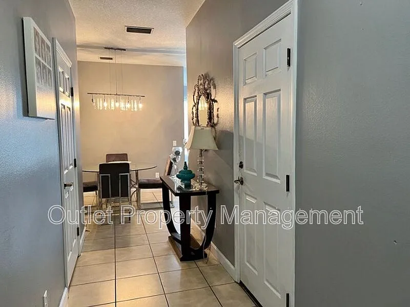 3 bed, 2.5 bath, 1565 sqft, $2,100 — Photo 2