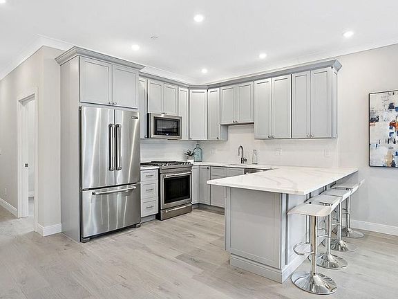 3rd image of 32 Cummins Hwy #U6