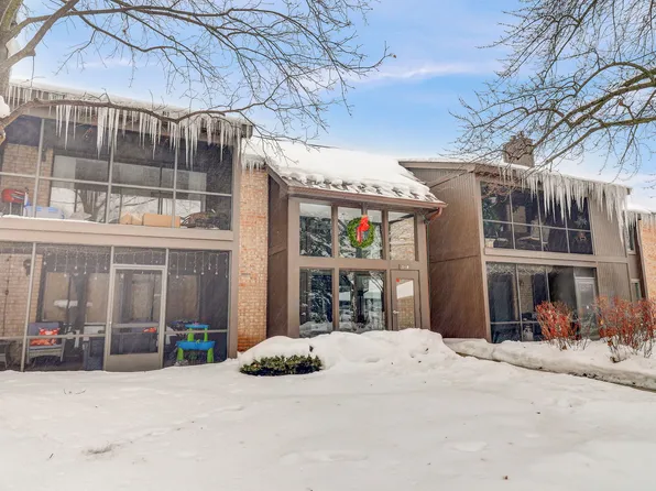 720 Saint Andrews Ln APT 8, Crystal Lake, IL 60014