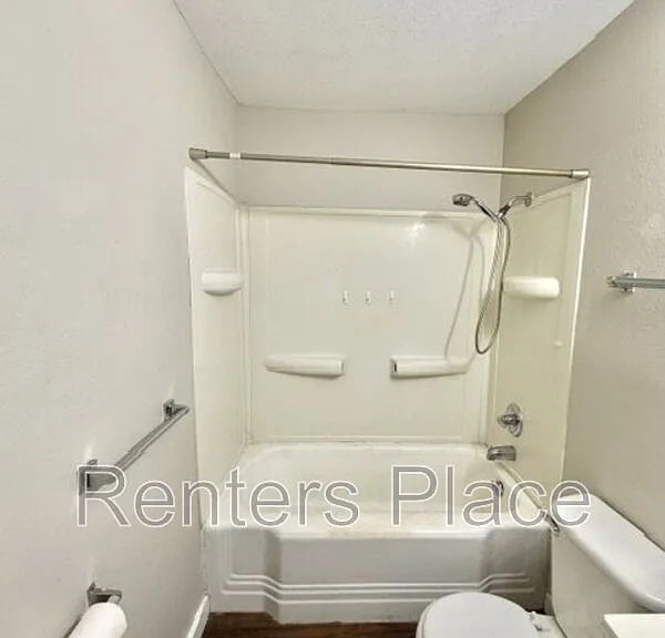 200 E 6th St — Photo 7