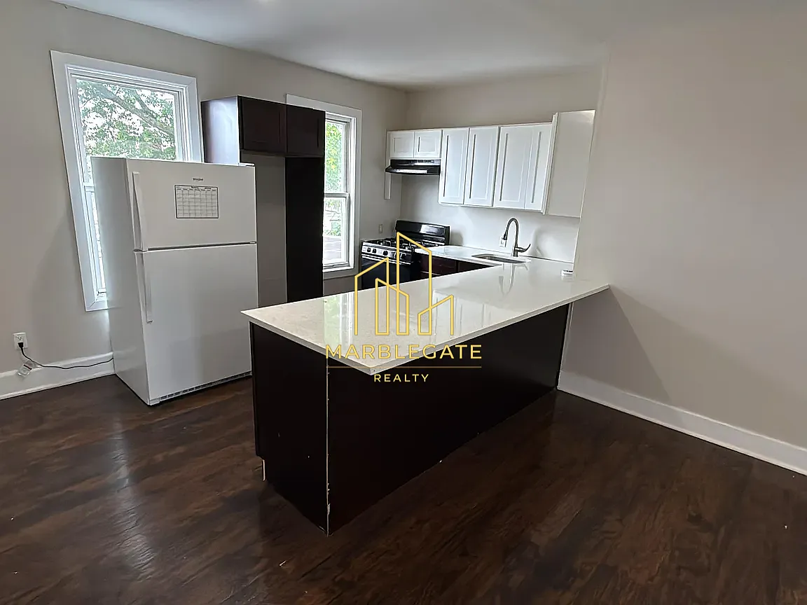 3 bed, 1050 sqft, $1,900 — Photo 1