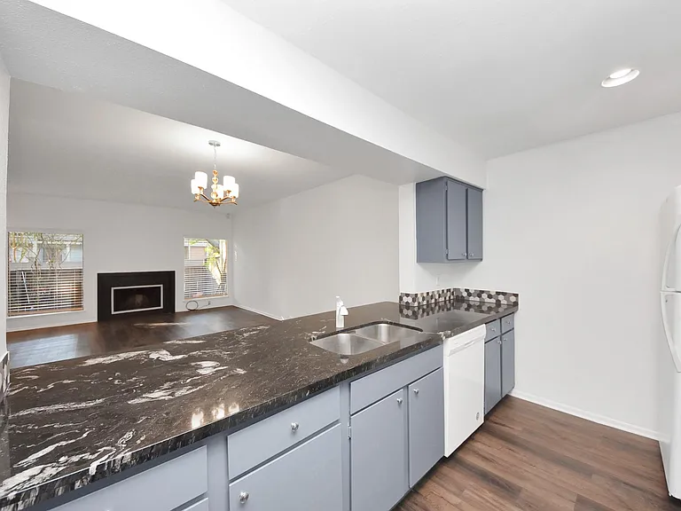 1635 Prairie Mark Ln — Photo 5