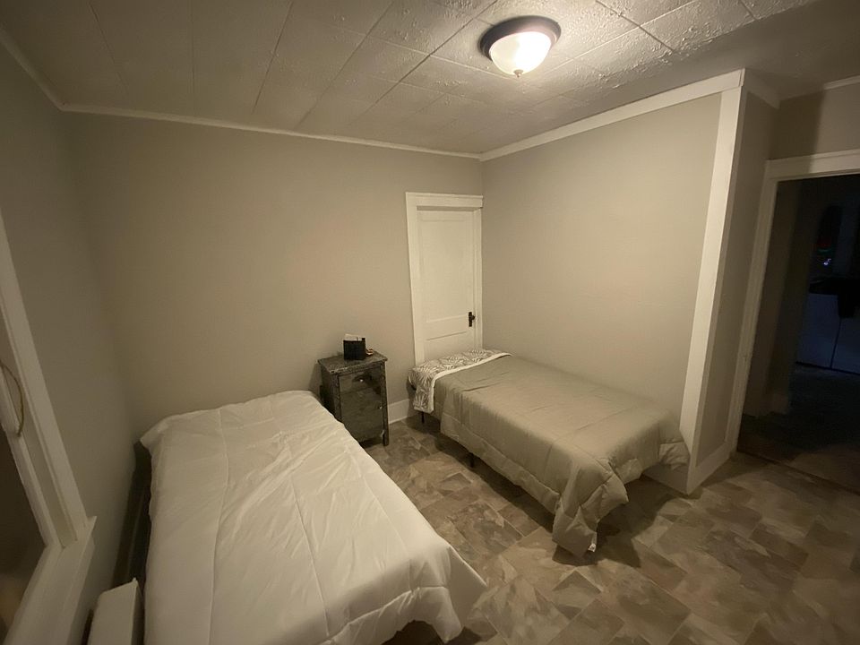 1st fl - shared-twin beds, tv, wi-fi