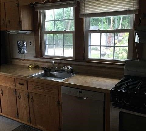 2nd image of 42 Holmes St