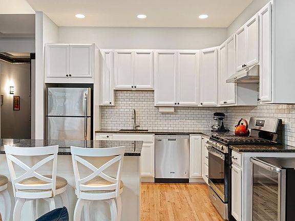 5th image of 1760 W Wrightwood Ave APT 103