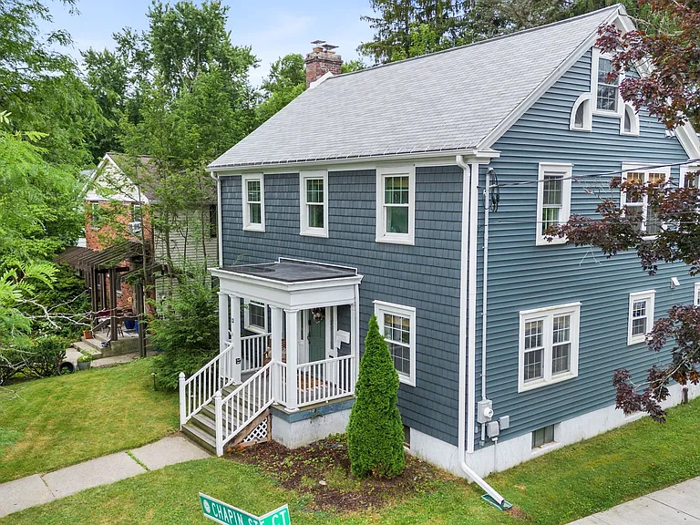 13 Chapin St — Photo 2