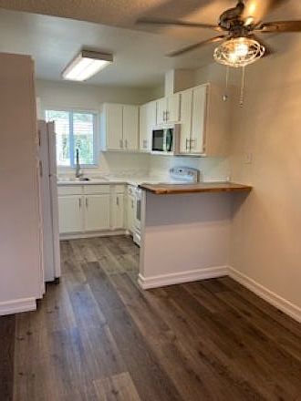 Dining area with bar