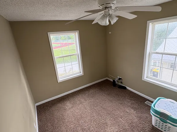 706 NE 39th Ter, Kansas City, MO 64116
