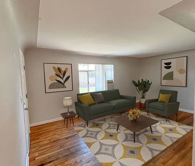 2435 S Corona St — Photo 2