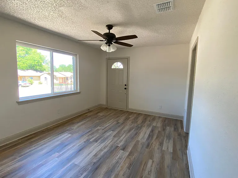 2512 Burton Ave — Photo 3