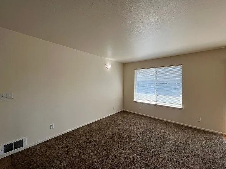 1622 W Broadway — Photo 8
