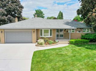 38044 Seaway Ct, Harrison Township, MI